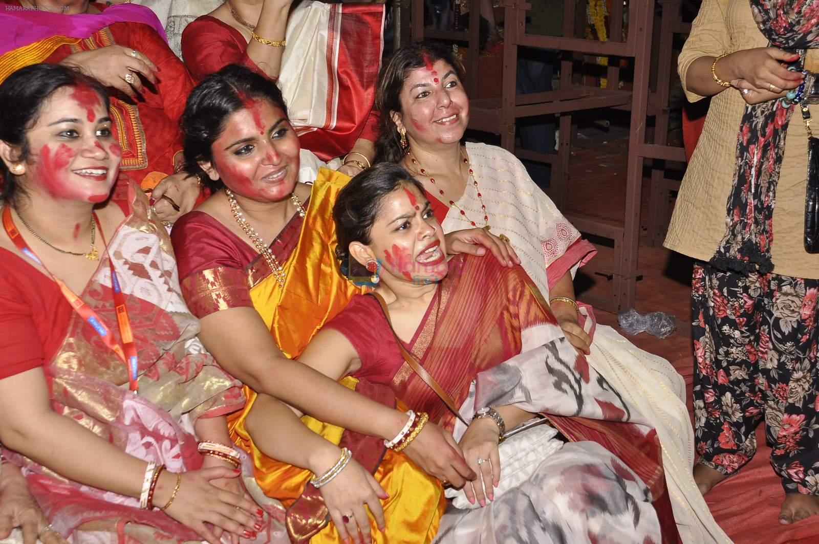Sumona Chakravarti at North Bombay Sarbojanin Durga Puja 2015 on 22nd Oct 2015