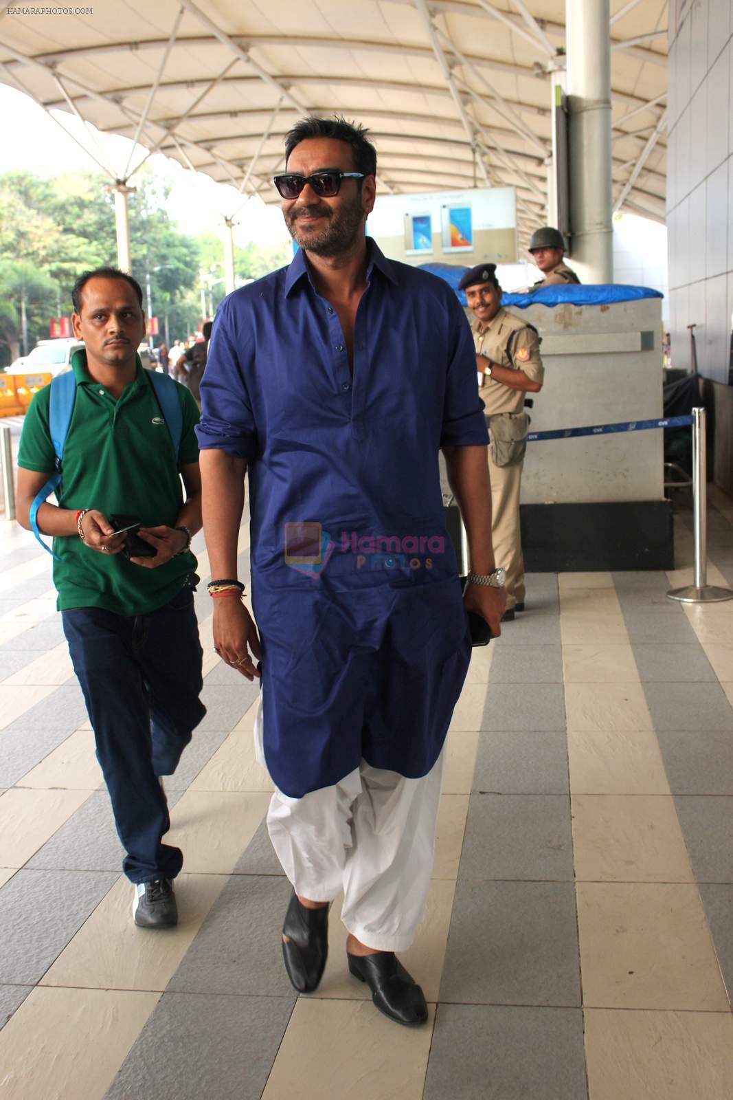 Ajay Devgan snapped at airport on 24th Oct 2015