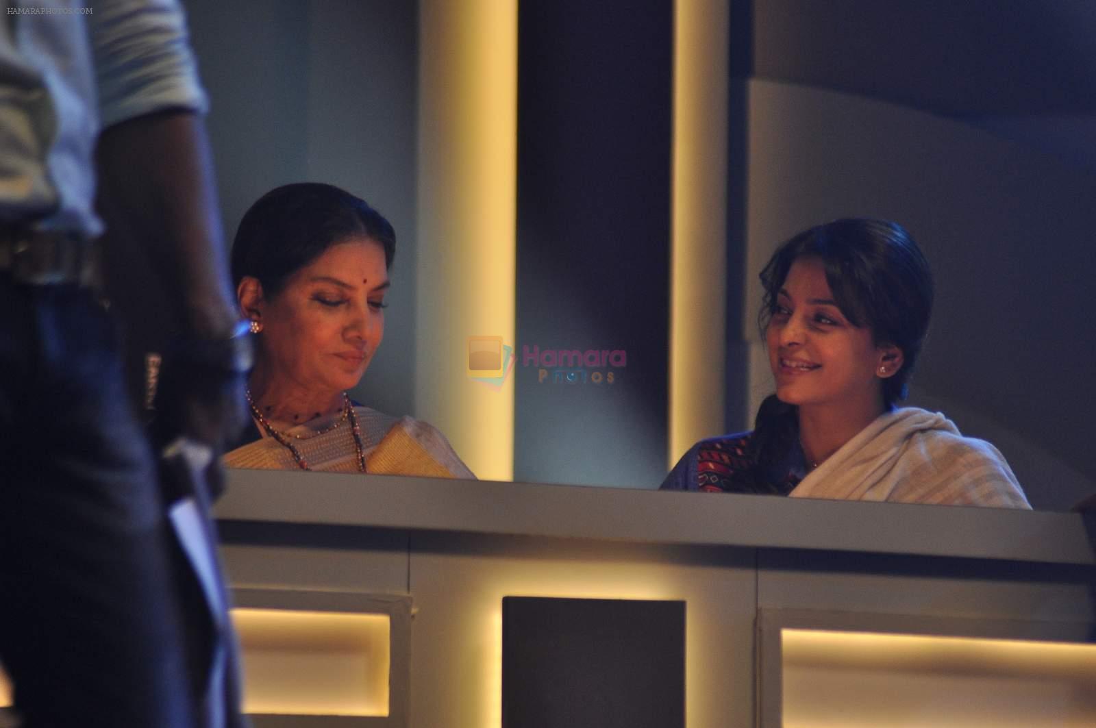 Shabana Azmi, Juhi Chawla on location of Chalk and Duster film on 23rd Oct 2015