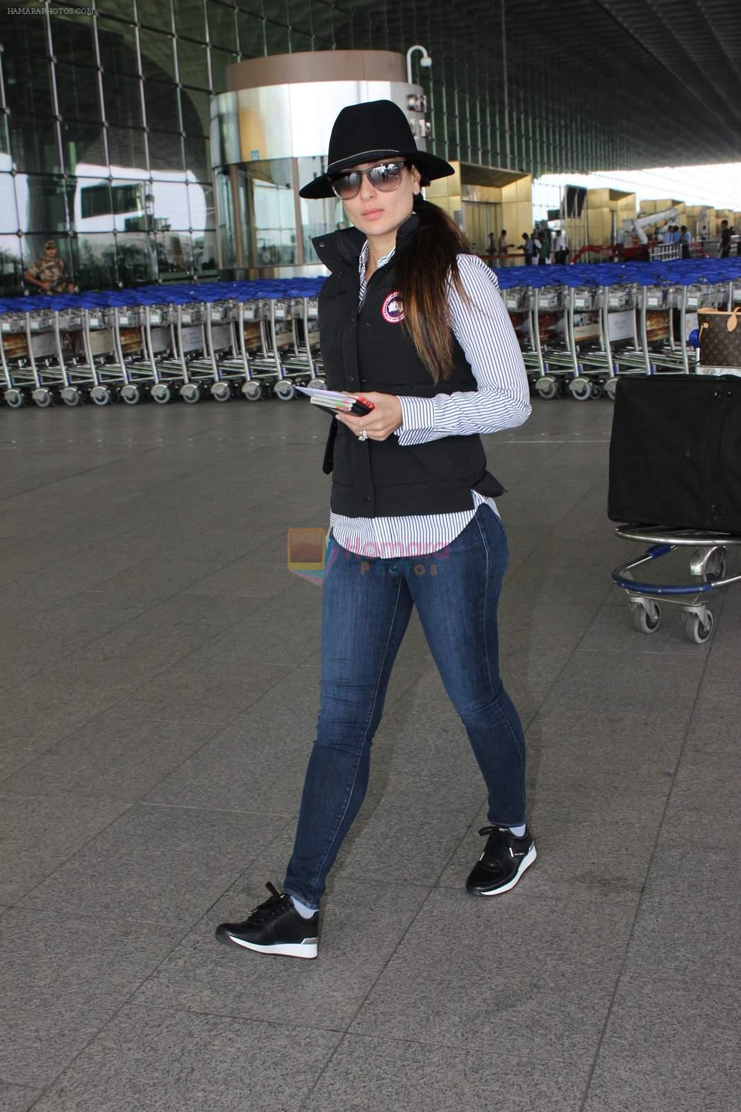 Kareena Kapoor snapped at airport on 25th Oct 2015