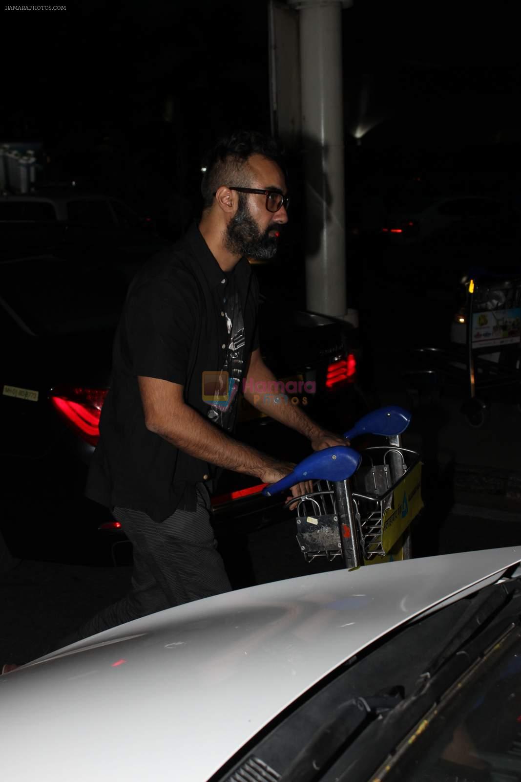 Ranvir Shorey snapped at airport on 28th Oct 2015