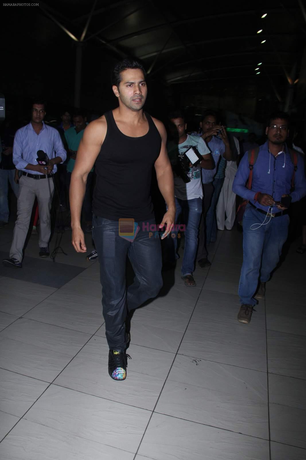 Varun Dhawan snapped at airport on 28th Oct 2015
