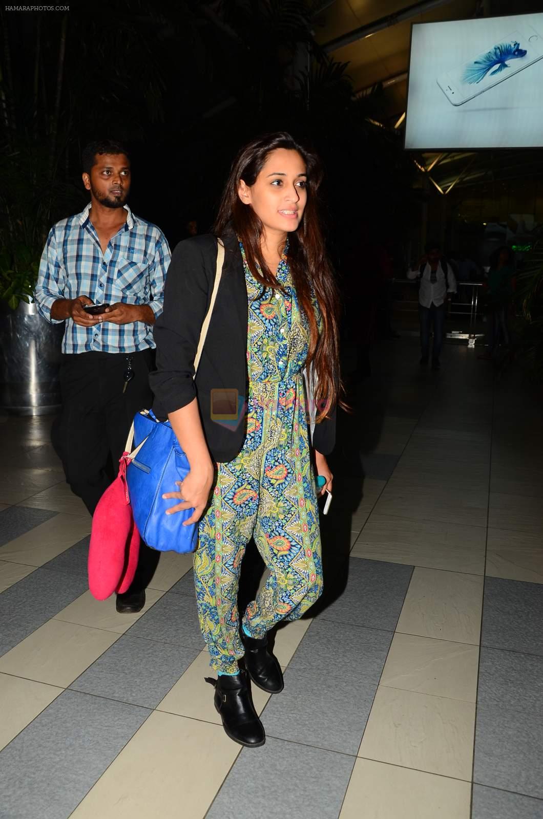 Shweta Pandit snapped at airport on 28th Oct 2015