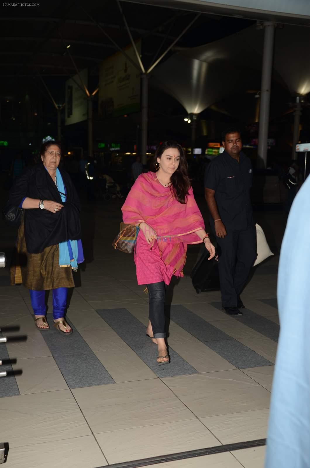 Preity Zinta snapped at airport on 28th Oct 2015