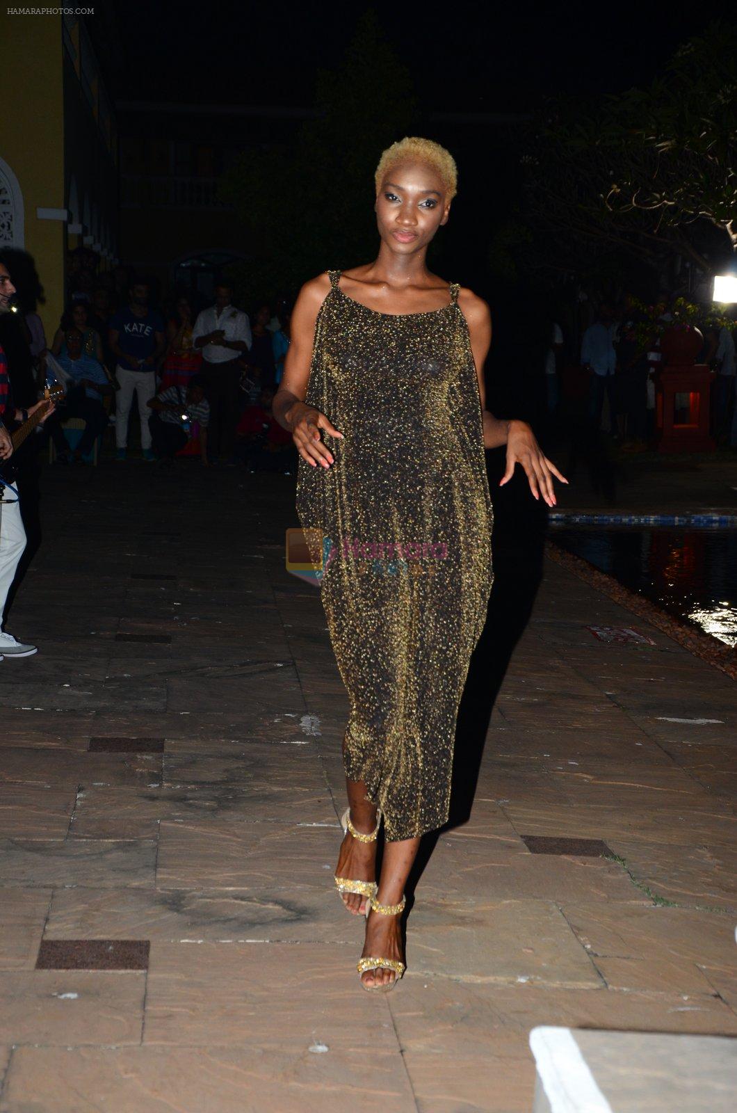 Model walk the ramp for Manoviraj Khosla Show at Gionee india beach fashion week day 1 on 29th Oct 2015