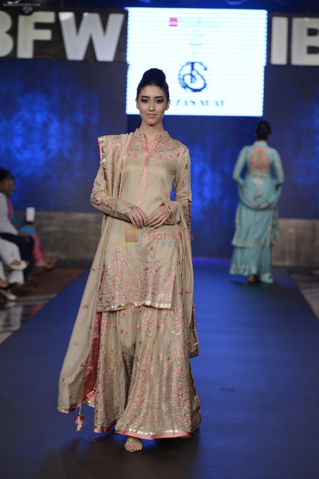 Model walk the ramp for Arzan Shad Show at Gionee india beach fashion week day 1 on 29th Oct 2015