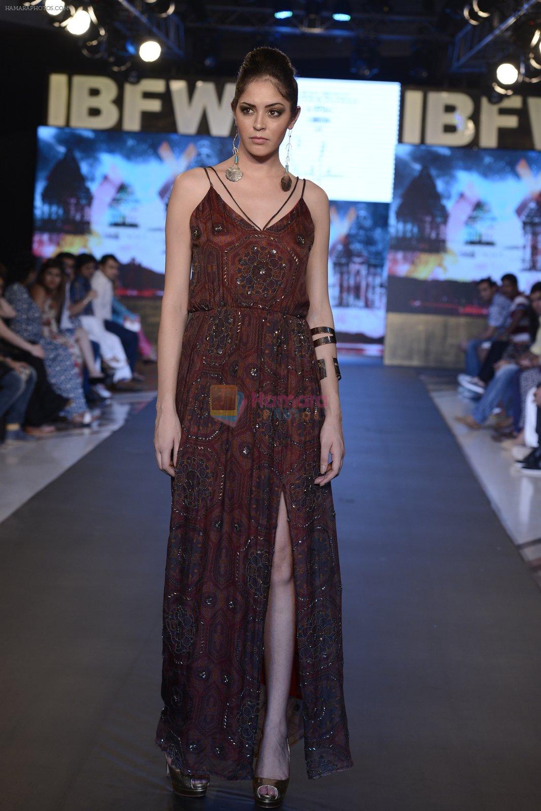 Model walk the ramp for Shweta Puthran Show at Gionee india beach fashion week day 1 on 29th Oct 2015