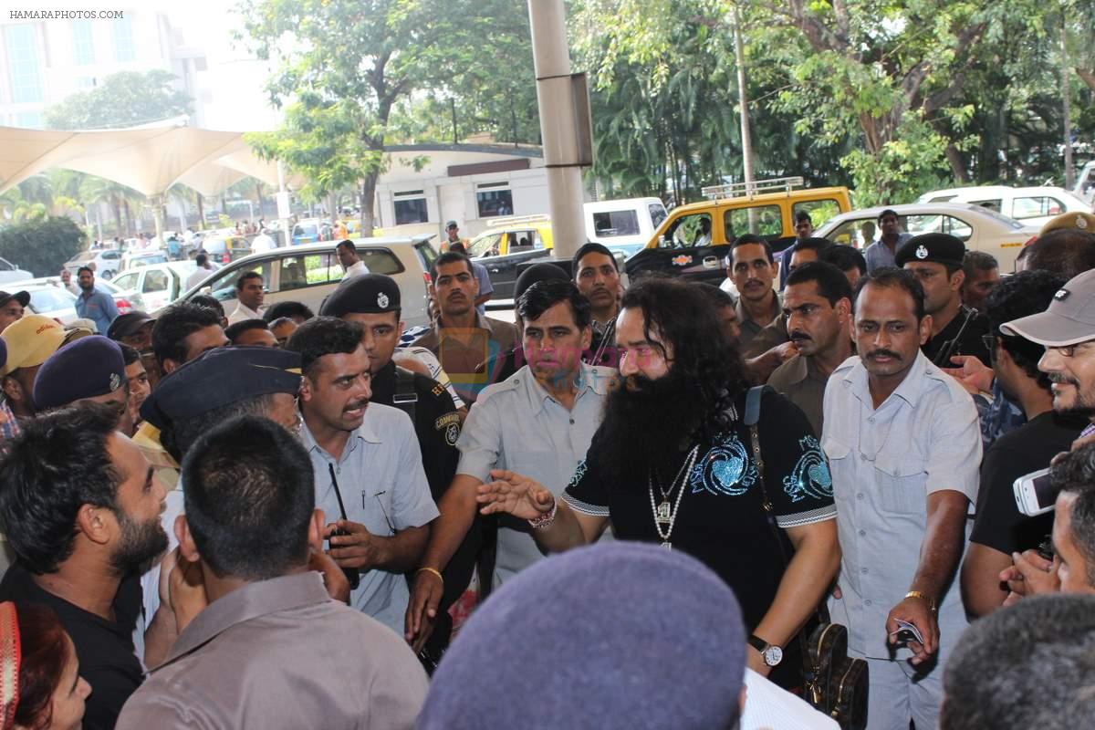 Gurmeet Ram Rahim Singh snapped at the airport on 30th Oct 2015