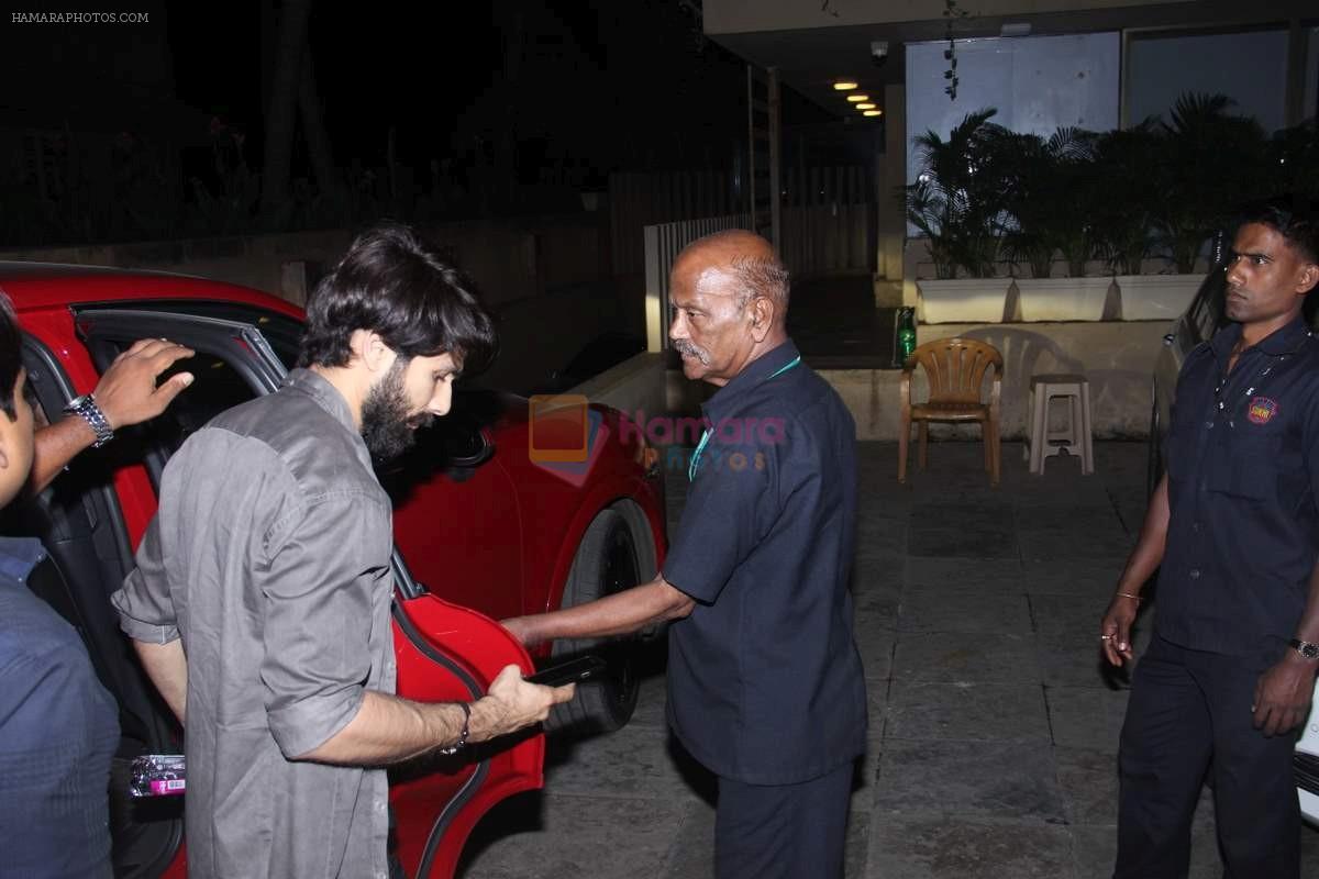 Shahid Kapoor, Mira snapped outside their residence on 30th Oct 2015