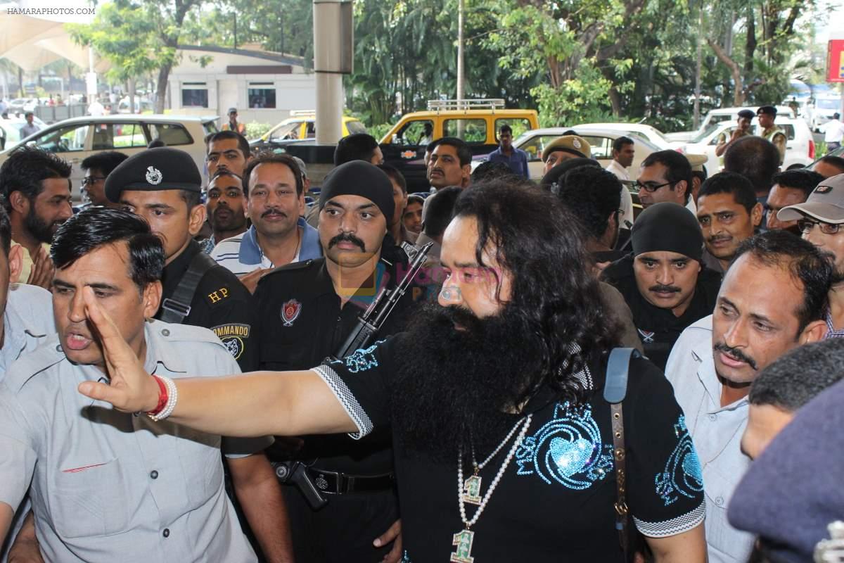 Gurmeet Ram Rahim Singh snapped at the airport on 30th Oct 2015