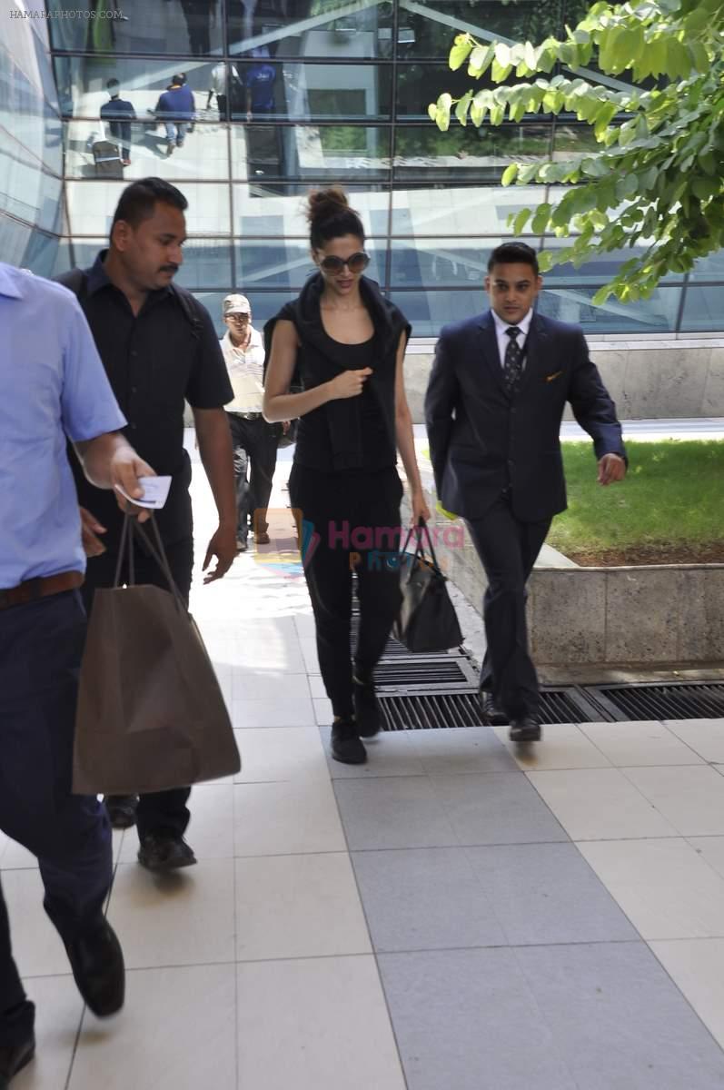 Deepika Padukone snapped at the airport on 30th Oct 2015