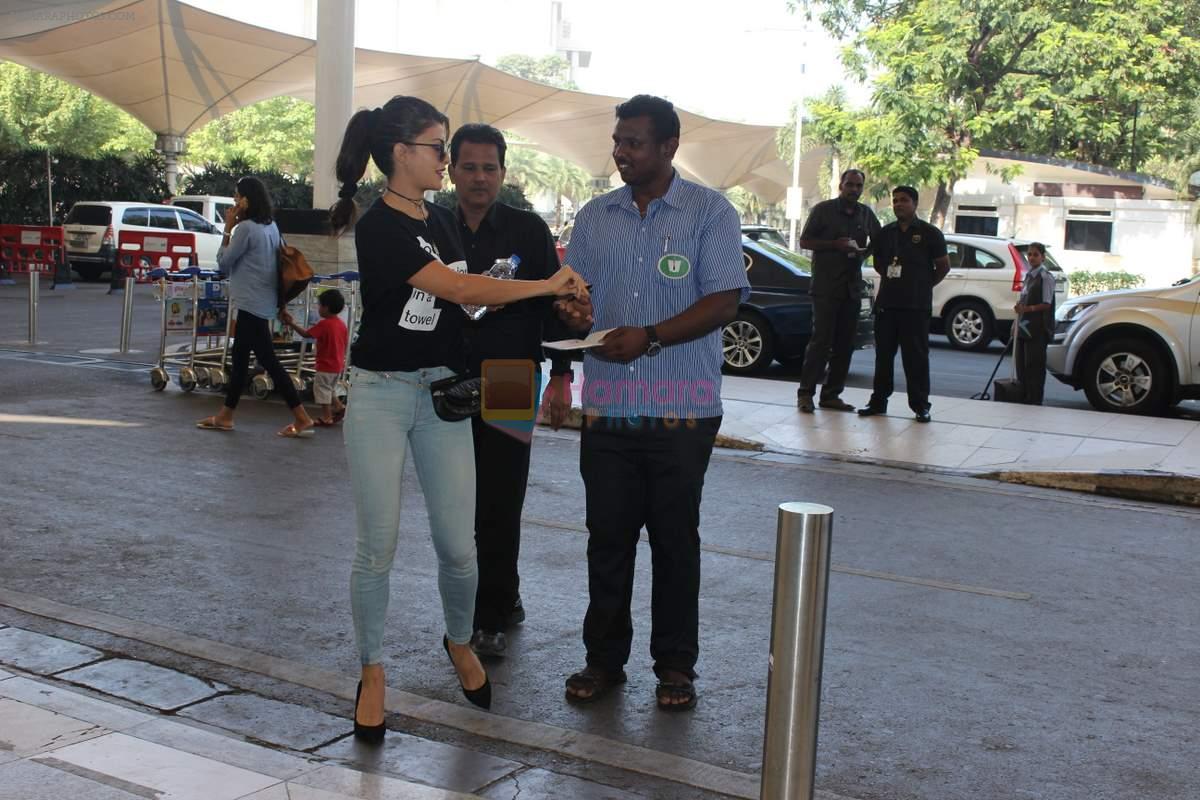 Jacqueline Fernandez snapped at the airport on 31st Oct 2015