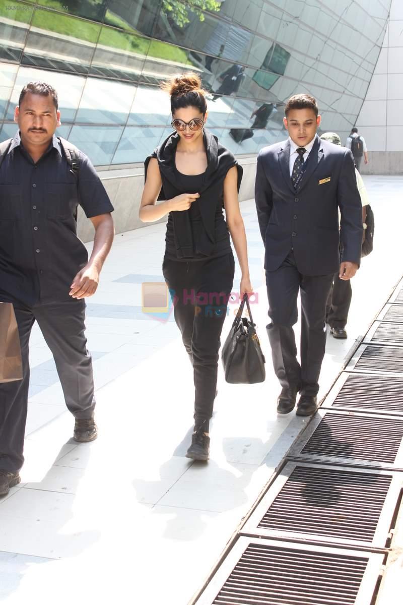 Deepika Padukone snapped at the airport on 31st Oct 2015
