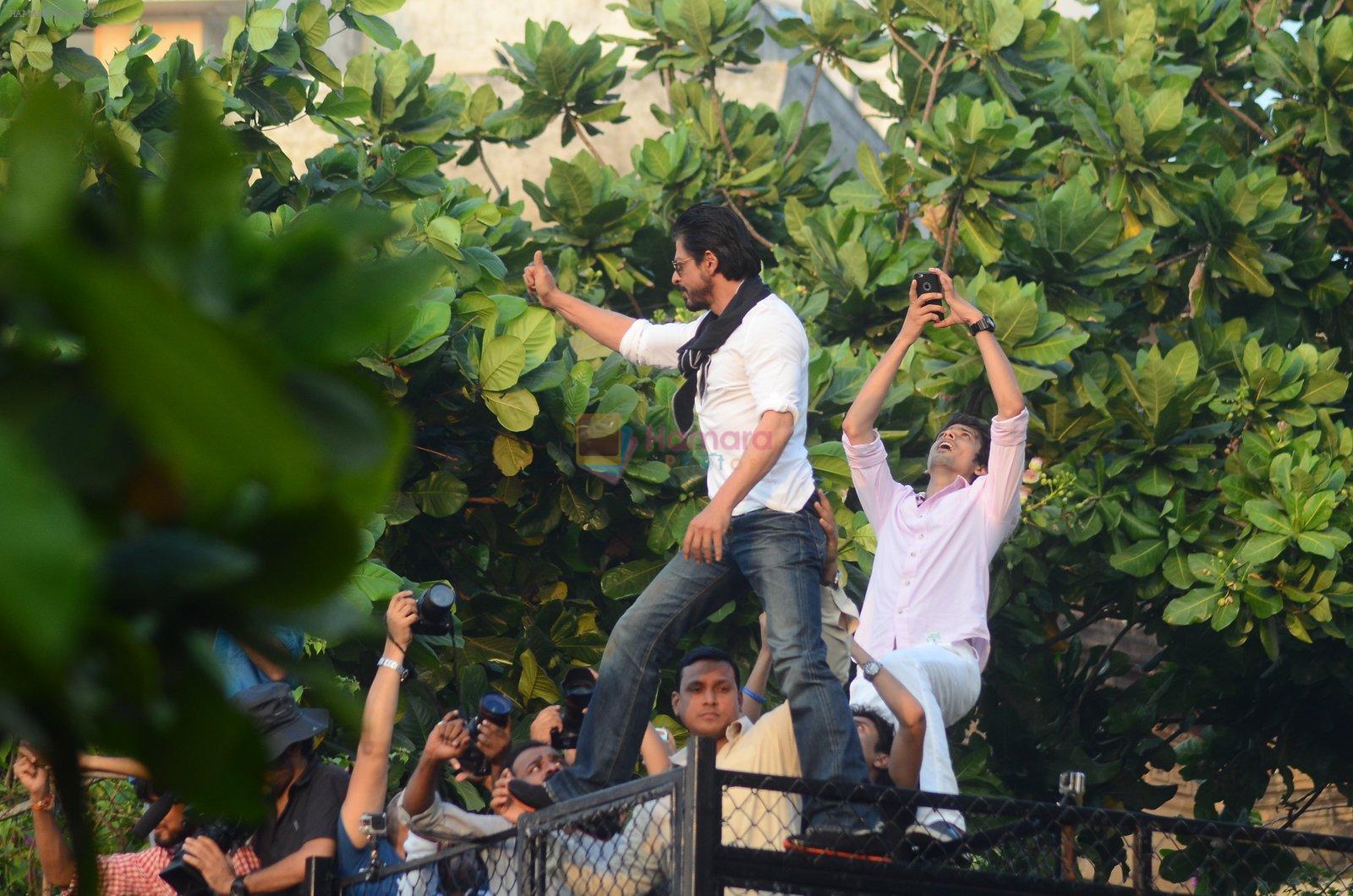 Shahrukh Khan meets fans on the eve of his 50th bday on 2nd Nov 2015