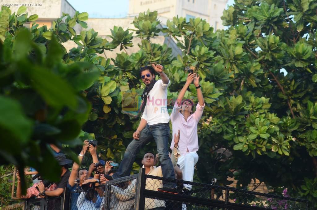 Shahrukh Khan meets fans on the eve of his 50th bday