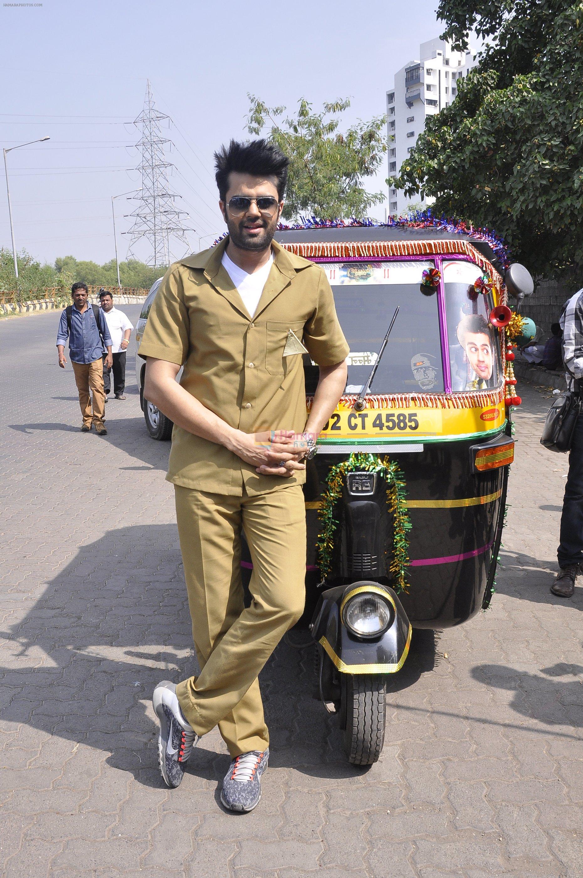 Manish Paul turns autorickshaw driver for Mission sapne on 2nd Nov 2015