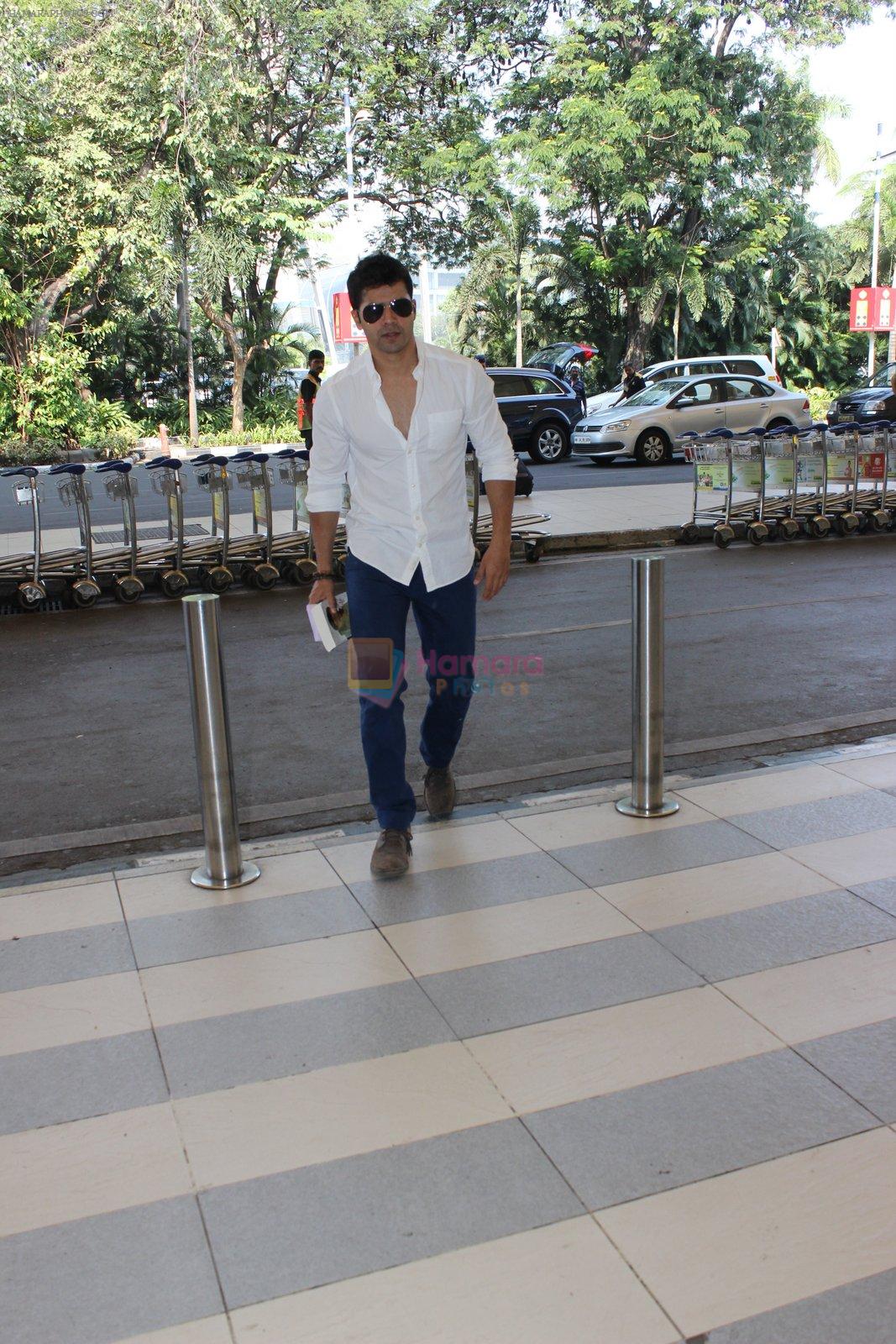Varun Dhawan snapped at Airport on 3rd Nov 2015