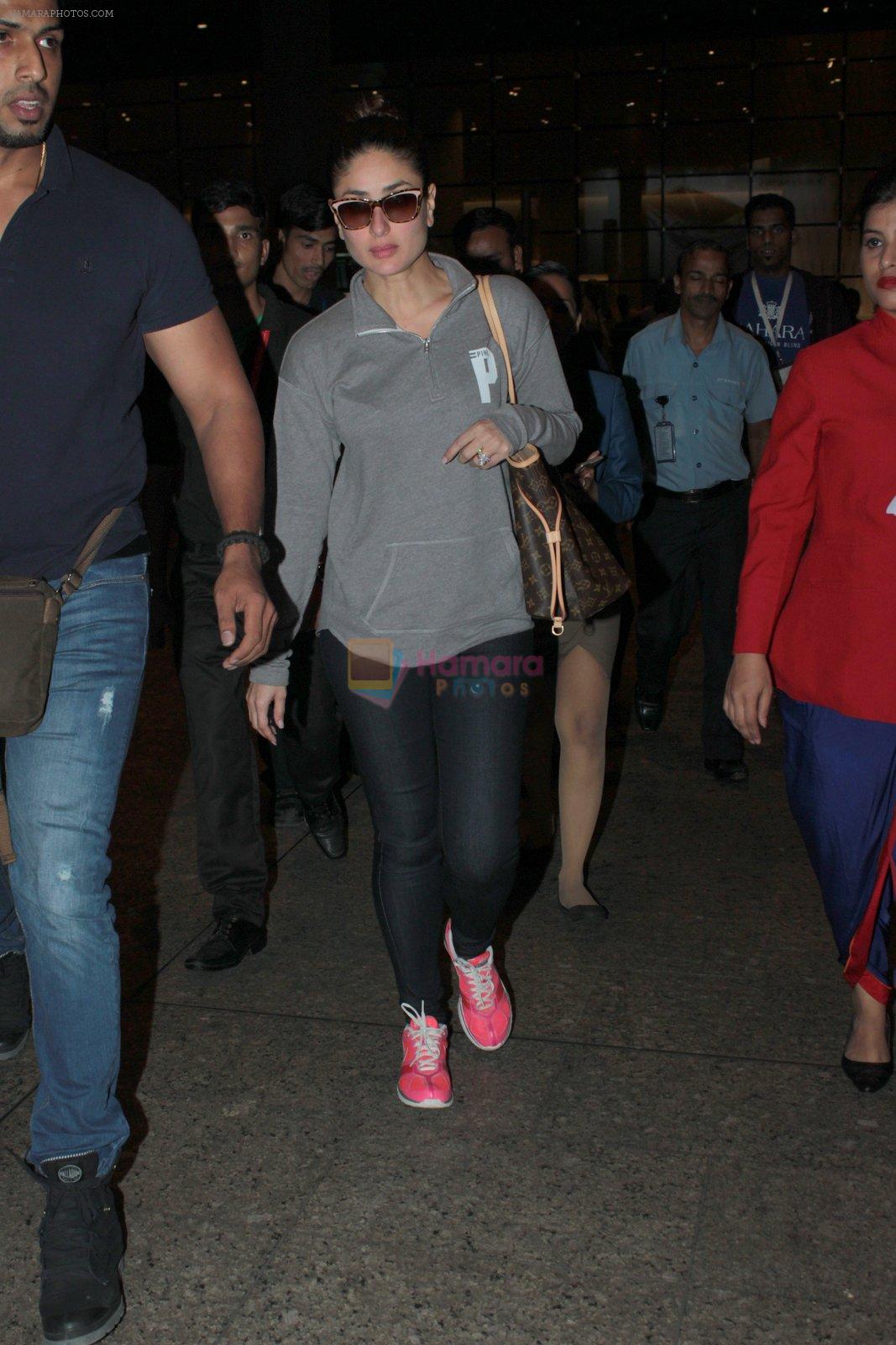 Kareena Kapoor snapped at airport on 6th Nov 2015