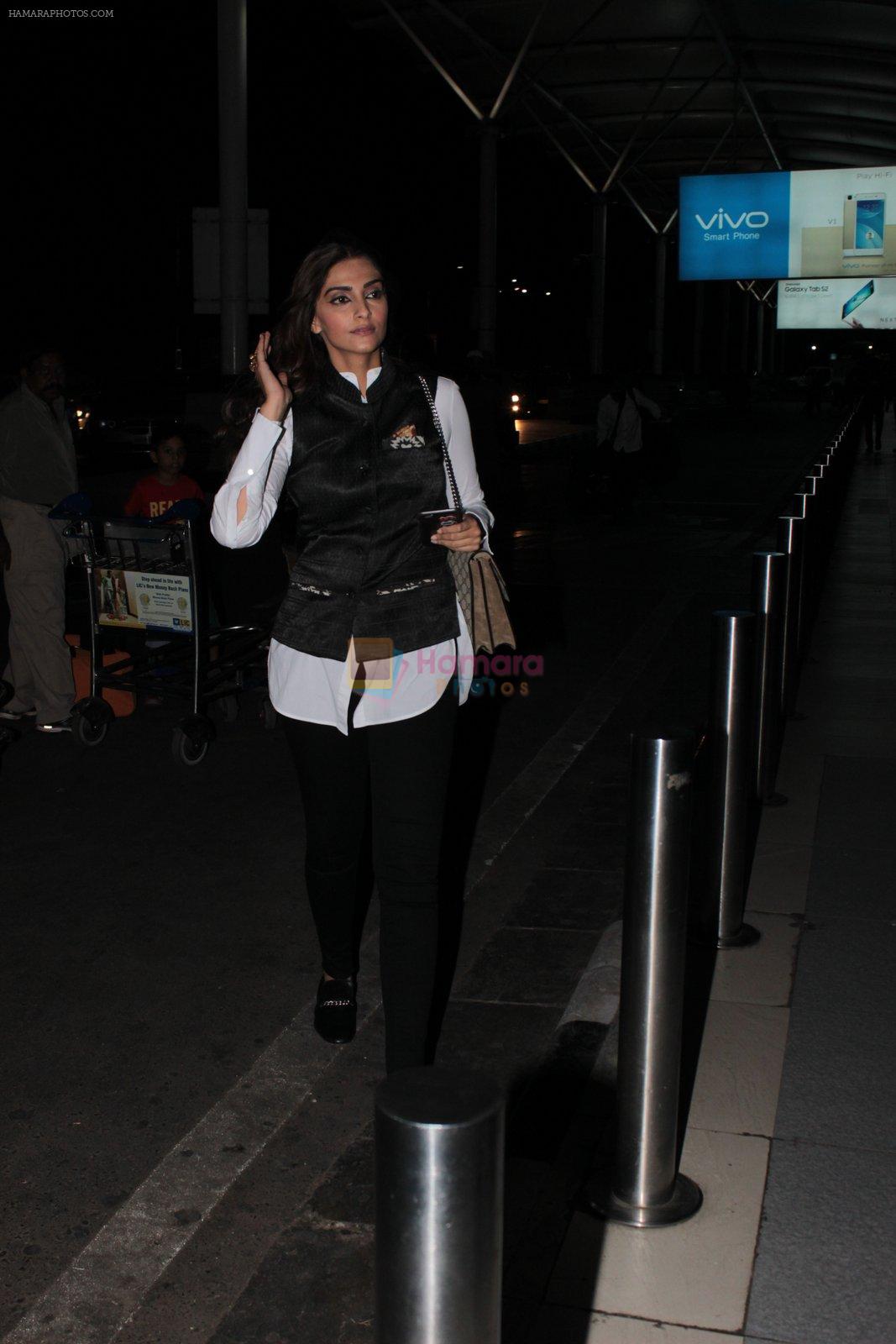 Sonam Kapoor snapped at airport on 6th Nov 2015