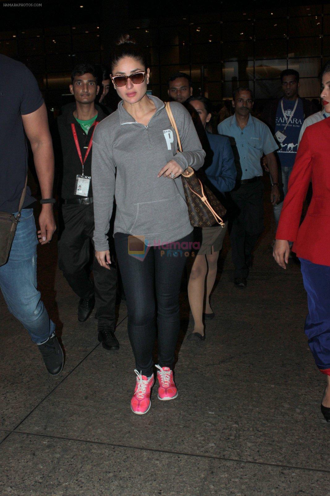 Kareena Kapoor snapped at airport on 6th Nov 2015