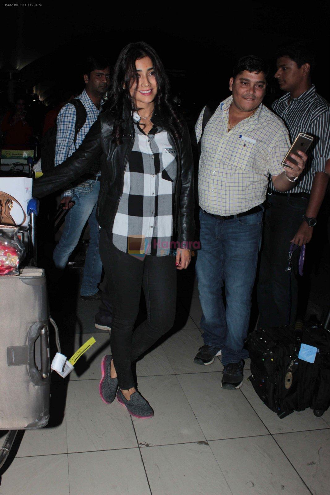 Shriya Saran snapped at airport on 7th Nov 2015