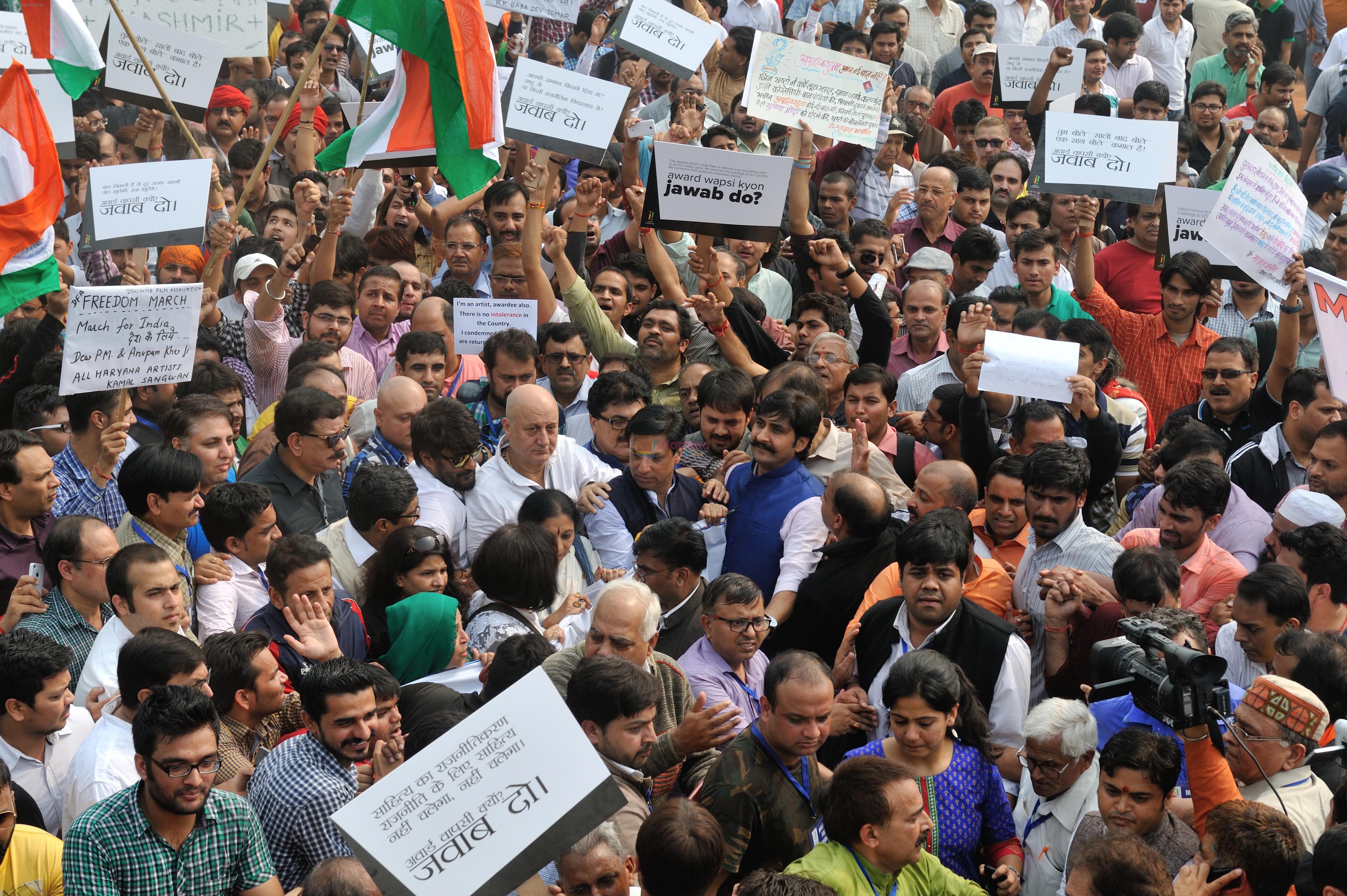 anupam kher at protest with madhur and abhijeet in delhi on 8th Nov 2015