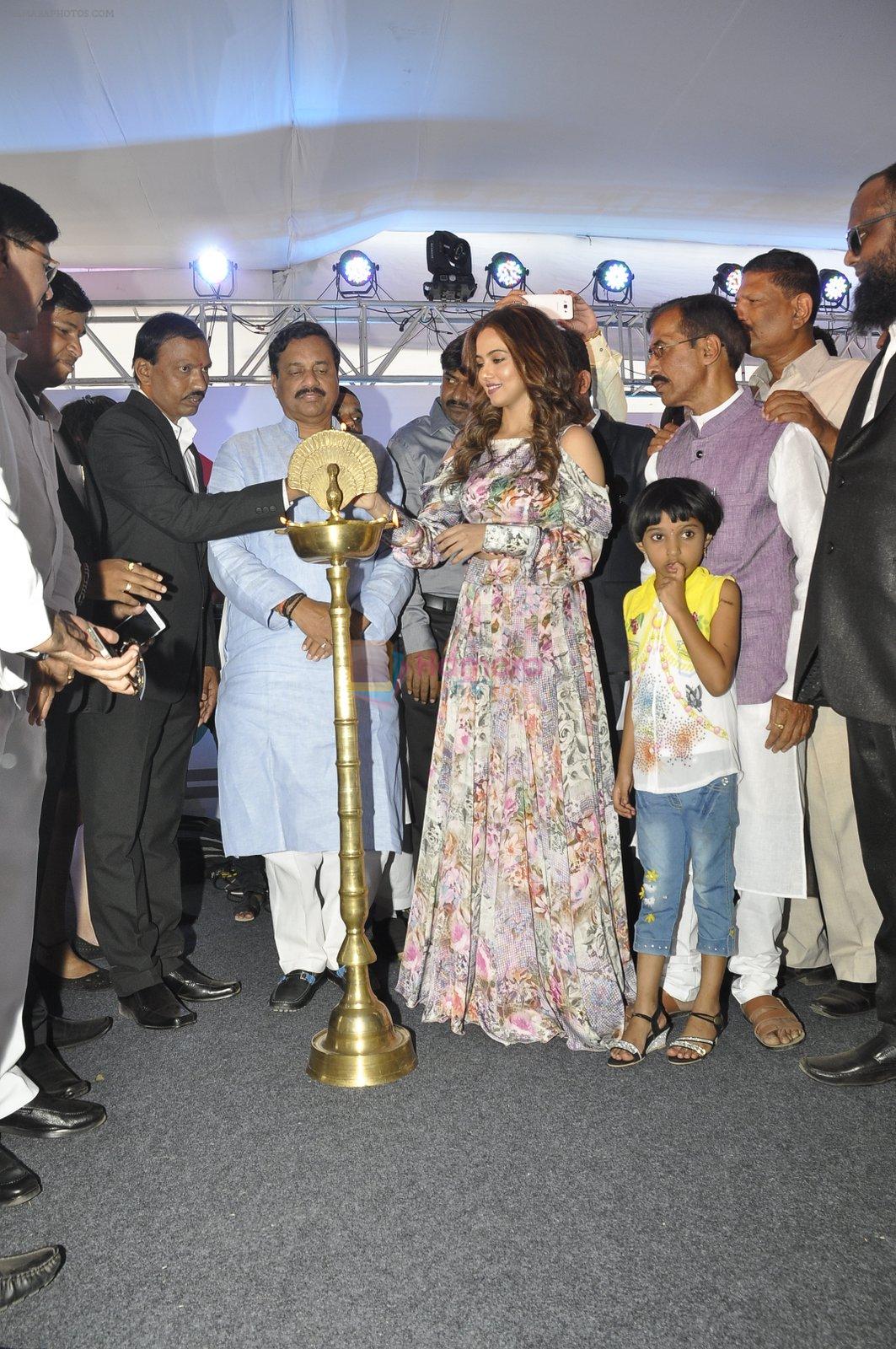 Sana Khan at Town Centre launch on 8th Nov 2015