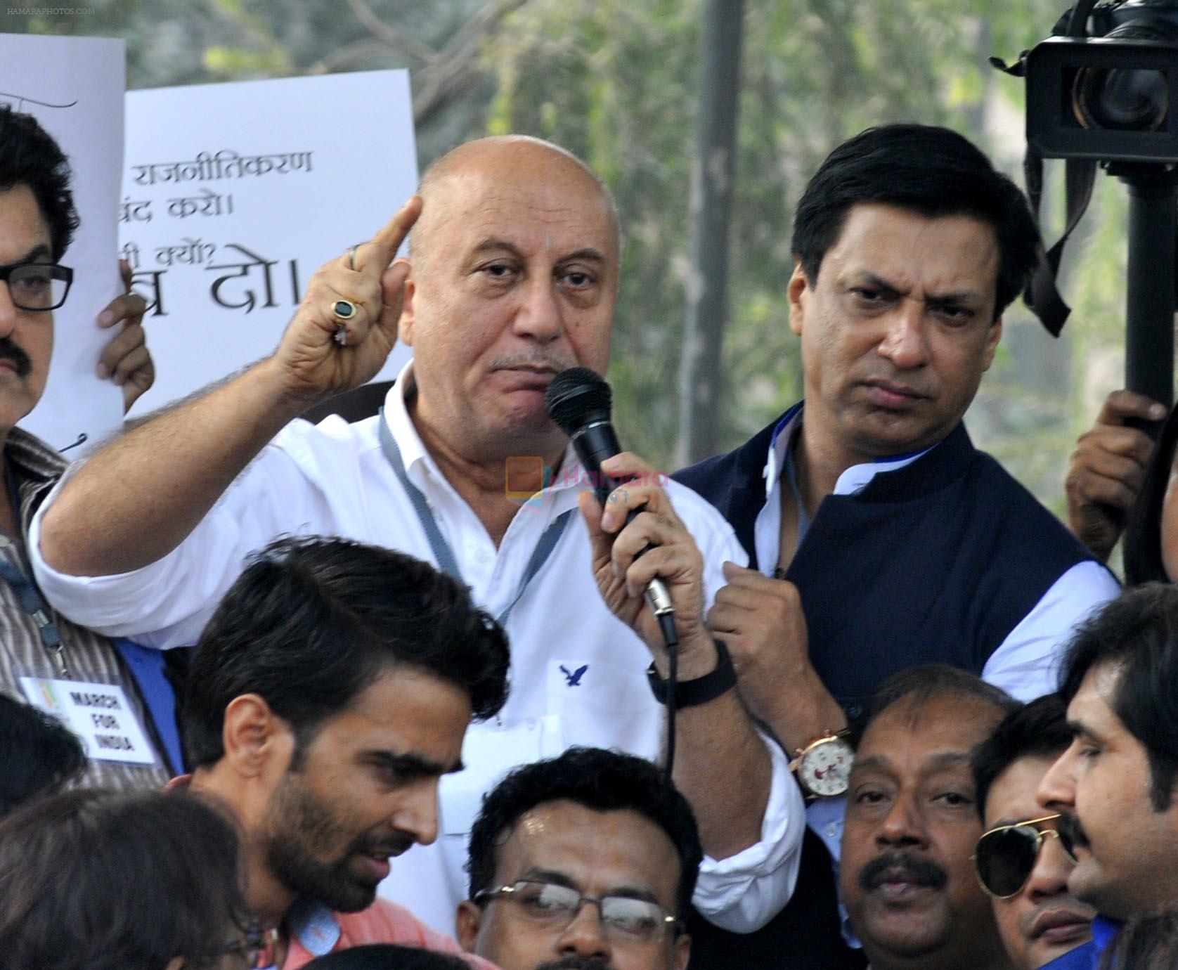 anupam kher at protest with madhur Bhandarkar and Ashok Pandit in delhi on 8th Nov 2015