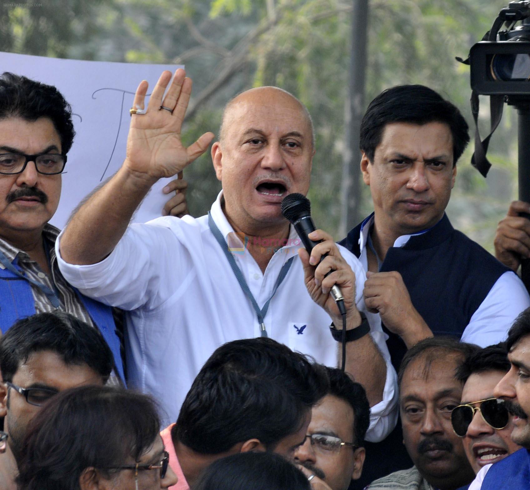 anupam kher at protest with madhur and abhijeet in delhi on 8th Nov 2015
