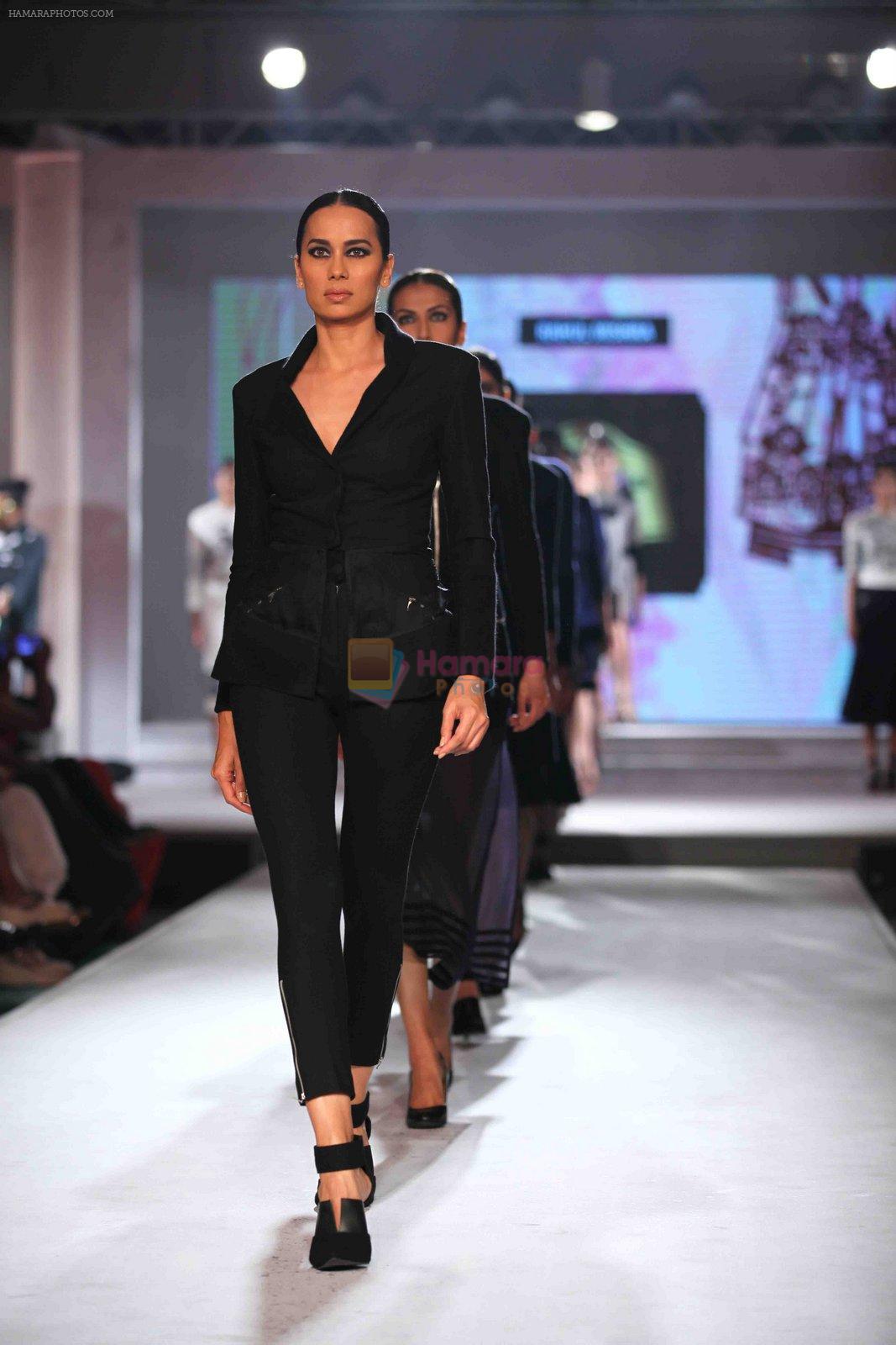 Model walks for Rahul Mishra in Kolkata for Blenders show on 8th Nov 2015