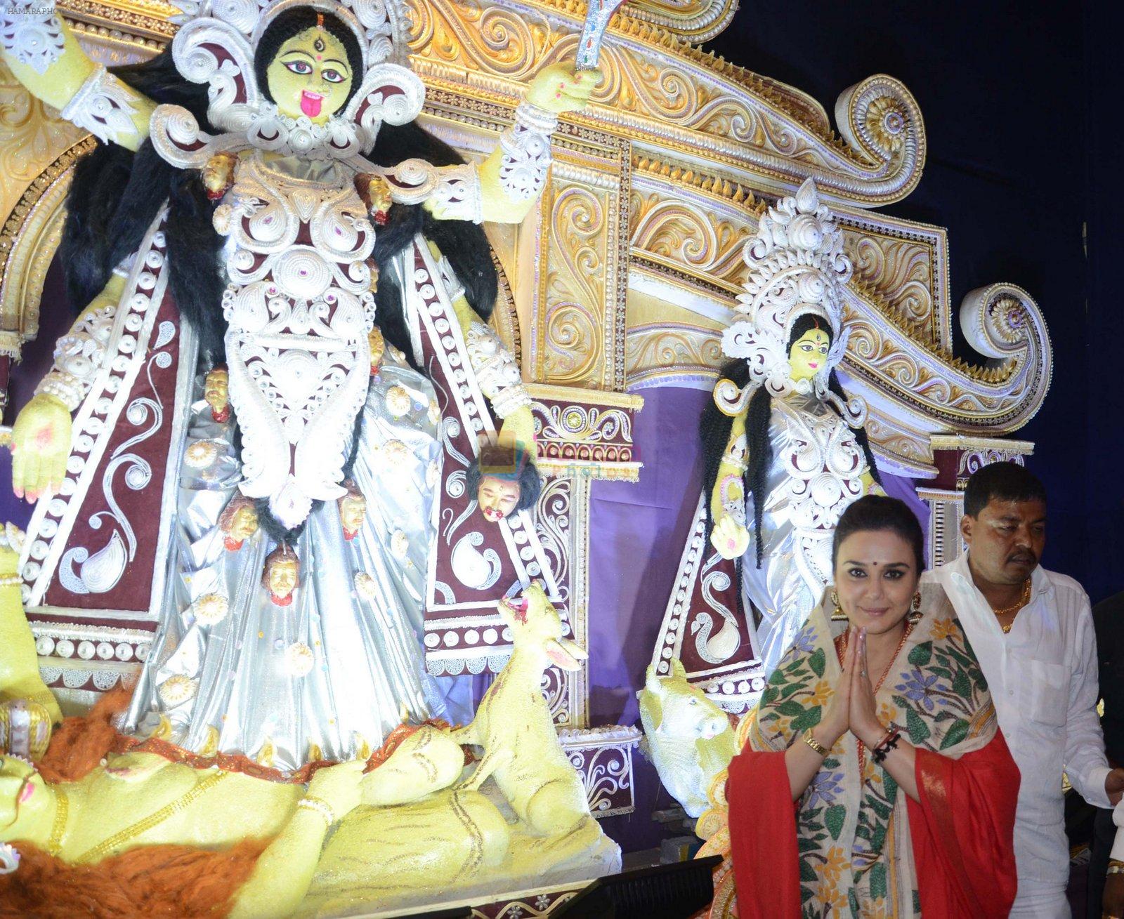 Preity Zinta and Neelam in Kolkatta for Kali Puja on 9th Nov 2015