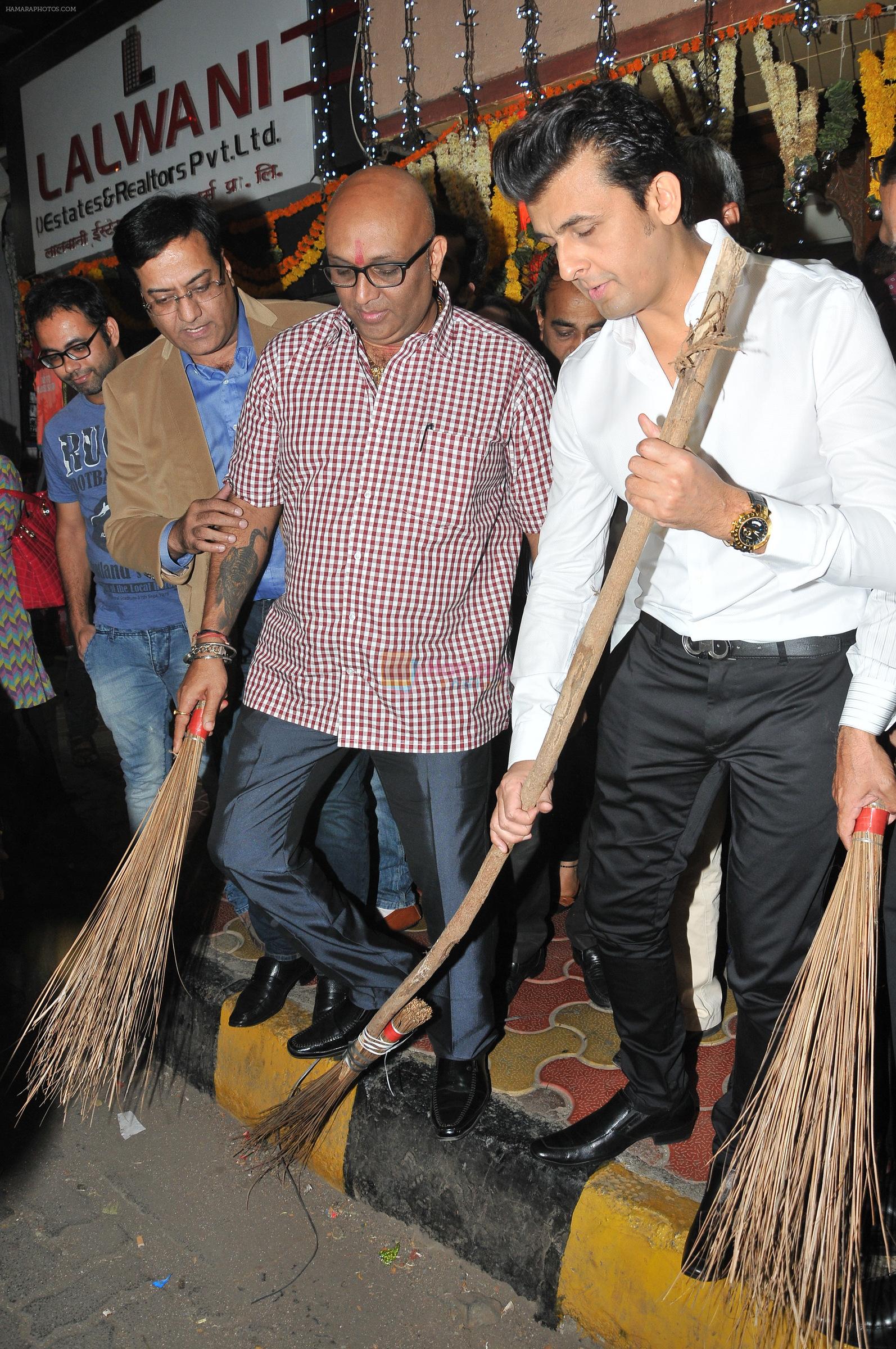 Sonu Nigam at the Inauguration of Lokhandwala Road to support the initiative Swachh Bharat Abhiyaan on 11th Nov 2015