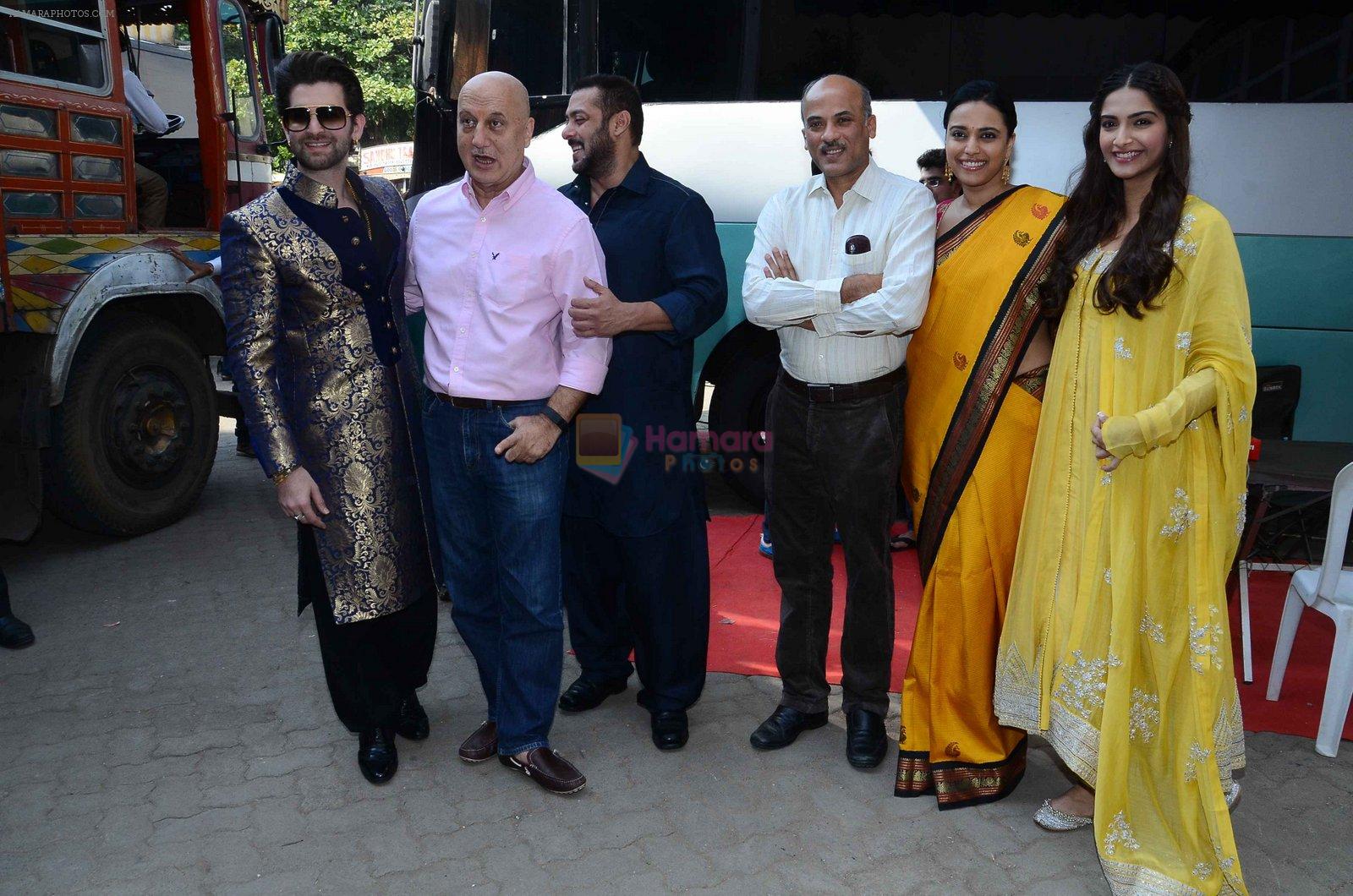 Neil Mukesh, Anupam Kher, Salman Khan, Sooraj Barjatya, Swara Bhaskar, Sonam Kapoor at prem ratan dhan payo dharavi Band on 11th Nov 2015