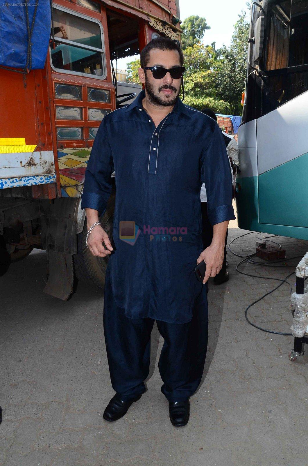 Salman Khan at prem ratan dhan payo dharavi Band on 11th Nov 2015
