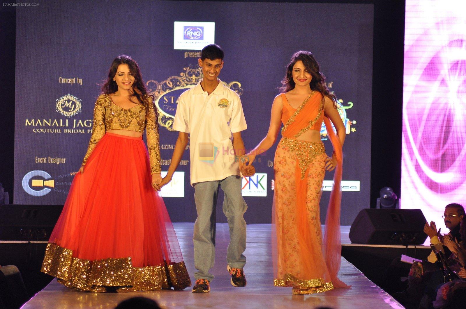 Model walk the ramp for Manali Jagtap Show on 15th Nov 2015