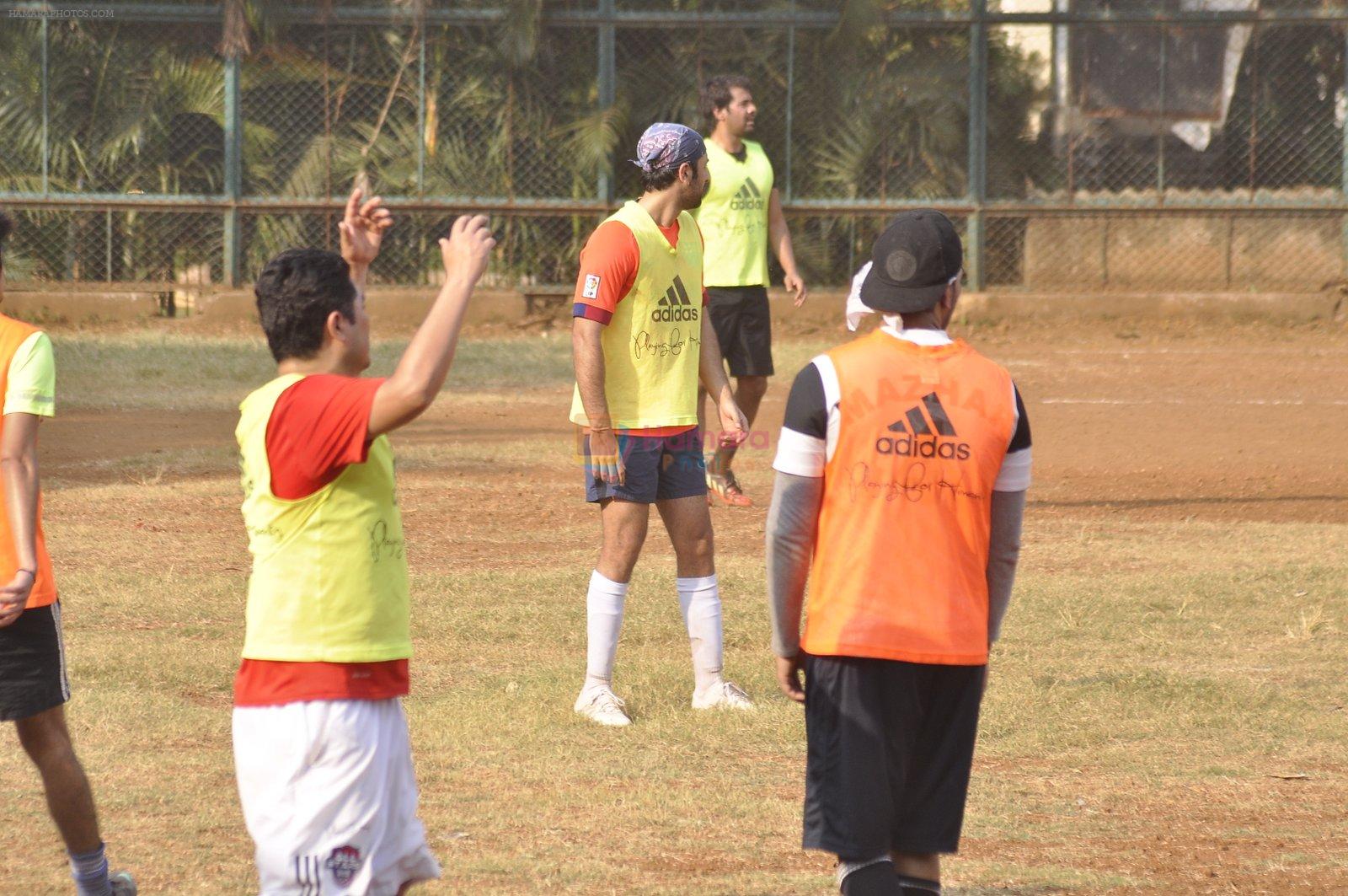 Ranbir Kapoor snapped at soccer match on 15th Nov 2015