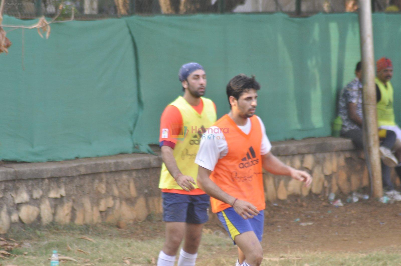 Ranbir Kapoor, Sidharth Malhotra snapped at soccer match on 15th Nov 2015