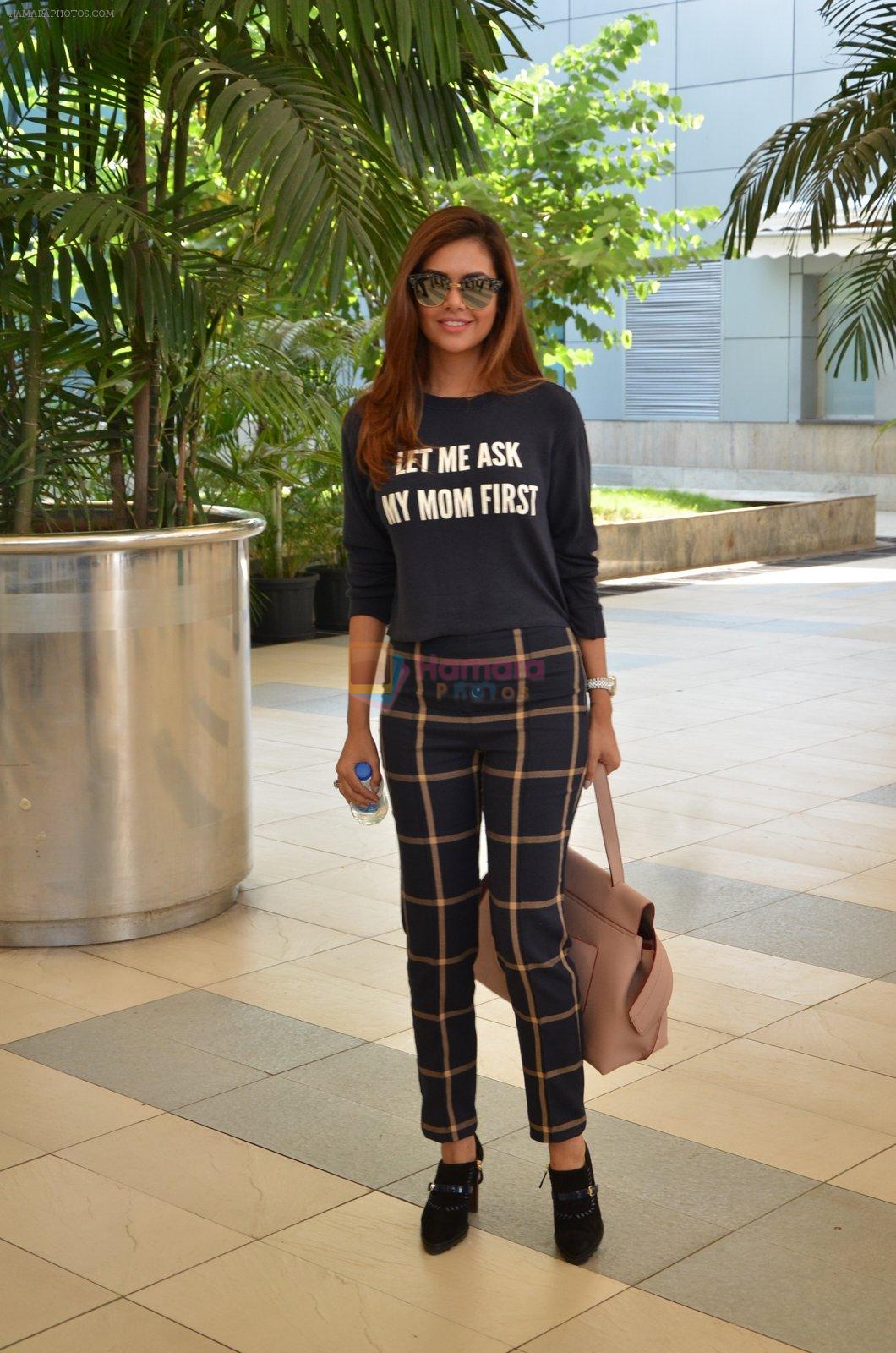 Esha Gupta snapped at airport on 16th Nov 2015