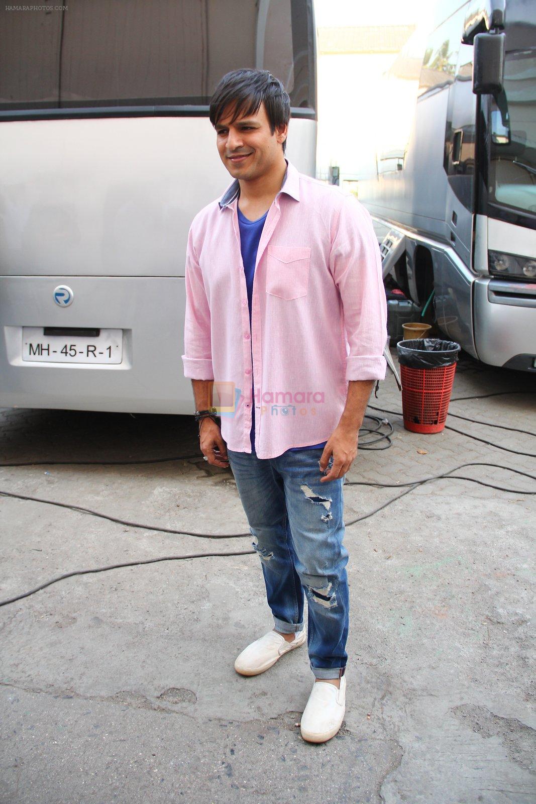 Vivek Oberoi with Grand Masti stars snapped at Mehboob on 16th Nov 2015