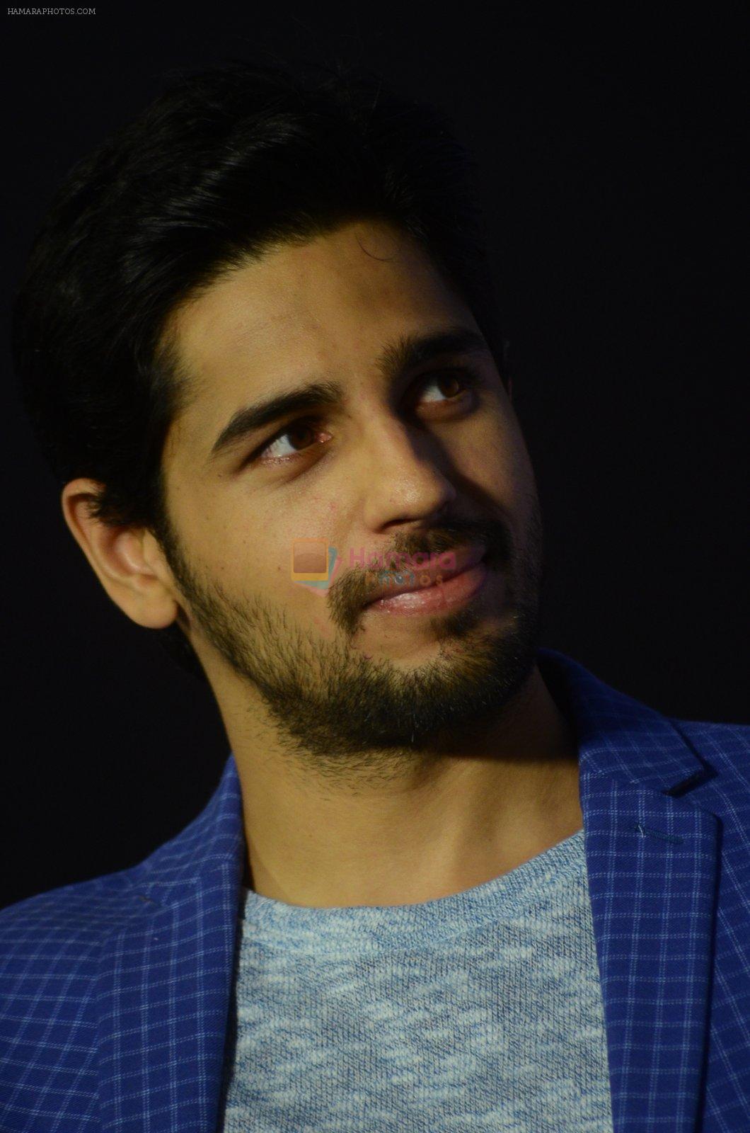 Sidharth Malhotra snapped at an event on 16th Nov 2015