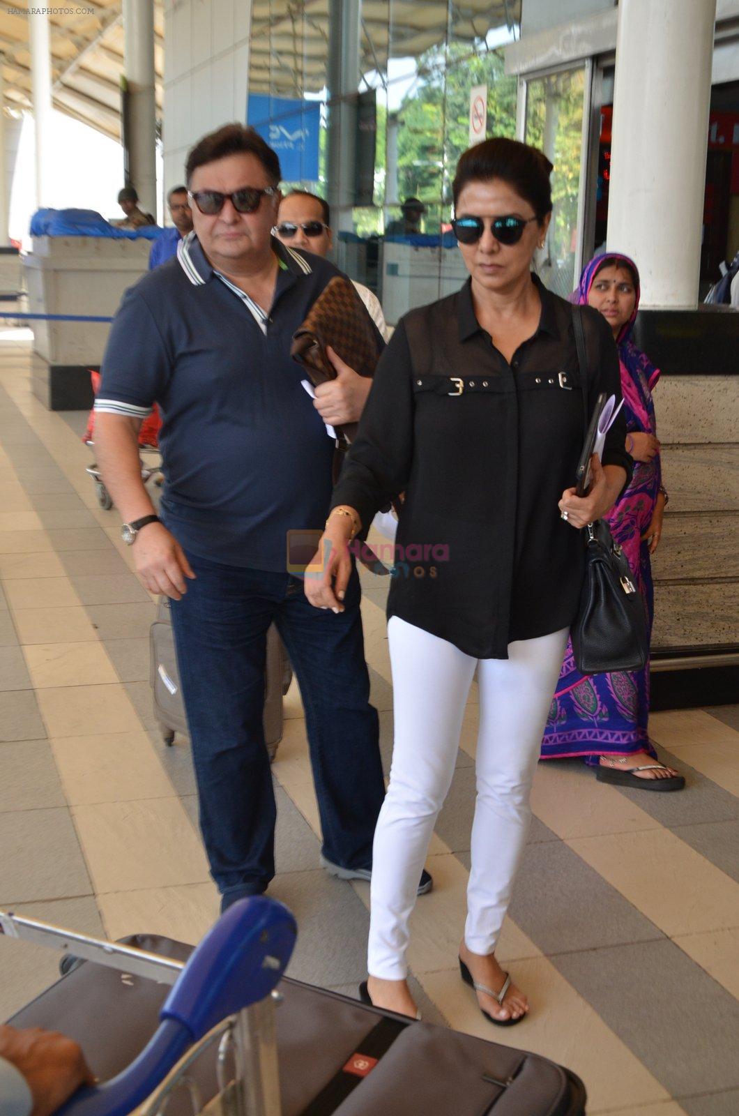 Rishi Kapoor, Neetu Singh snapped at airport in Mumbai on 17th Nov 2015