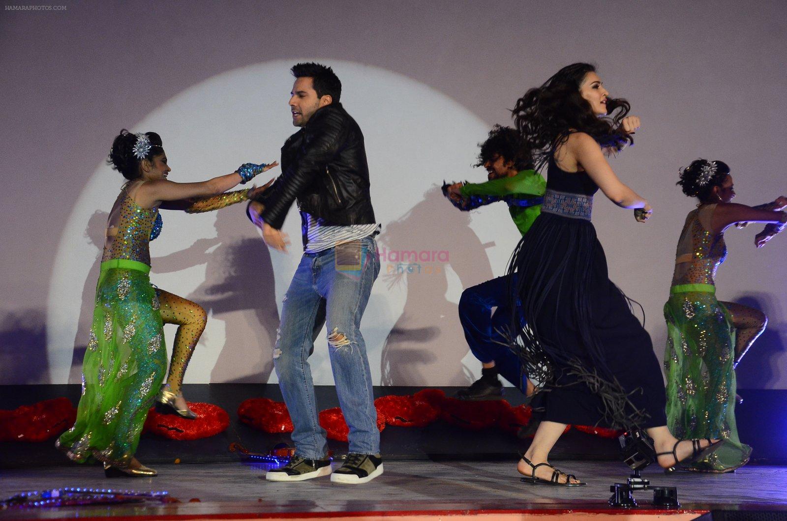 Varun Dhawan, Kriti Sanon at Dilwale song launch in Mumbai on 18th Nov 2015