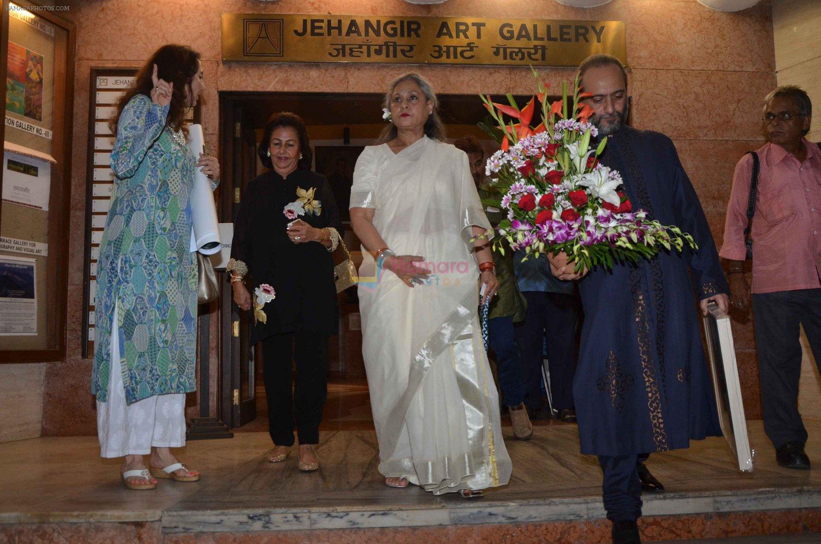Jaya Bachchan at art exhibition launch with Bindu Kapoor of Yes Bank on 18th Nov 2015