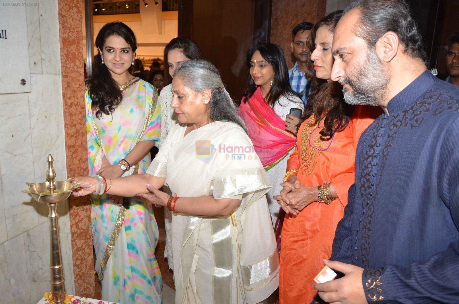 Jaya Bachchan at art exhibition launch with Bindu Kapoor of Yes Bank on 18th Nov 2015