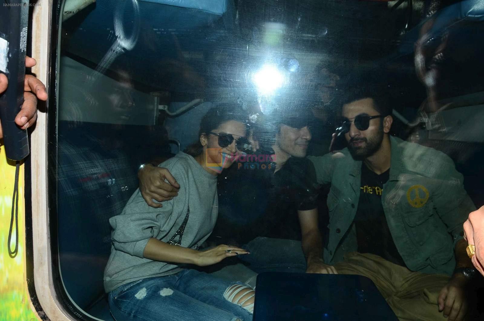 Deepika Padukone and Ranbir Kapoor take train to Delhi on 22nd Nov 2015