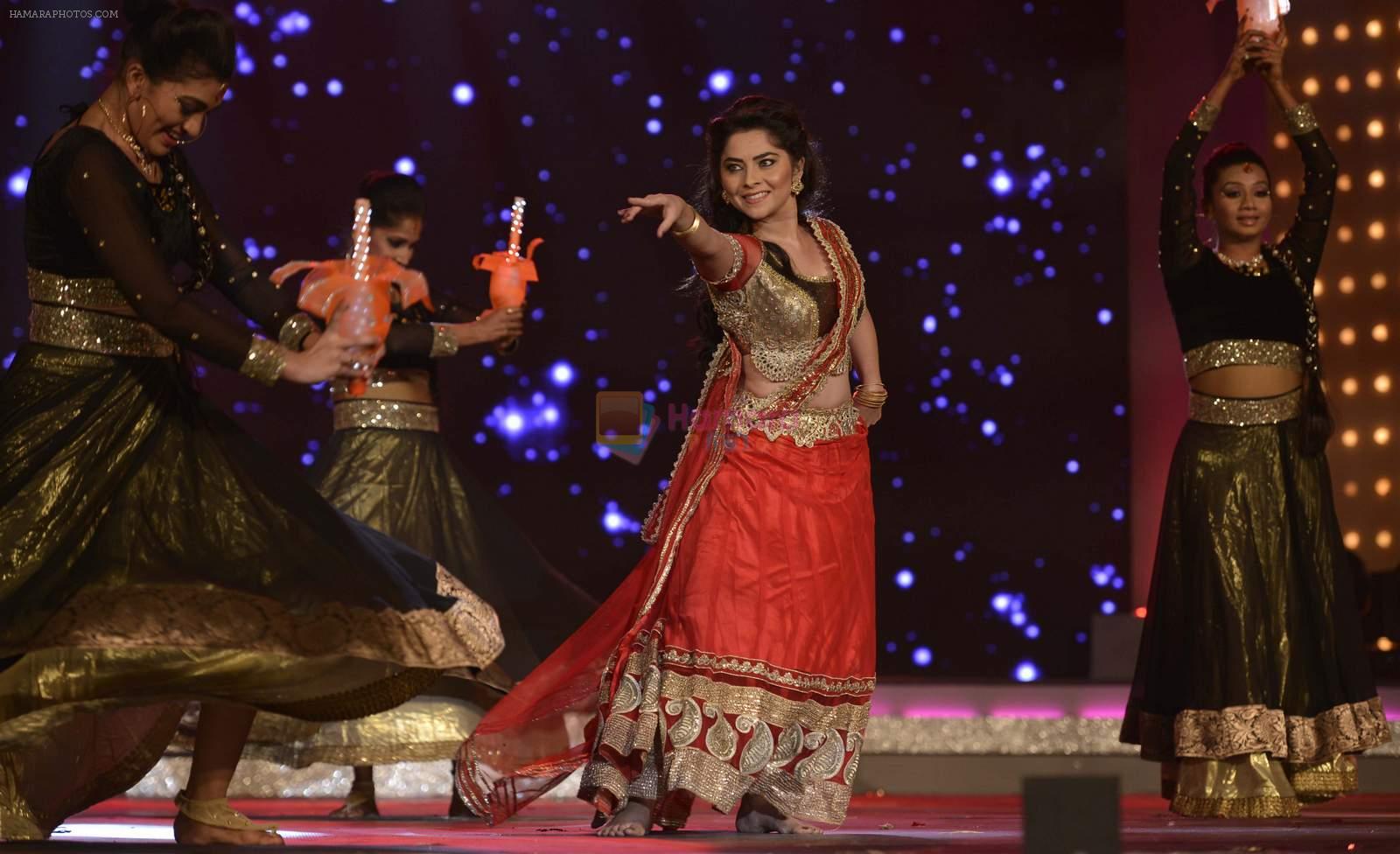 Sonali Kulkarni performs during the Ajeenkya DY Patil Filmfare Awards