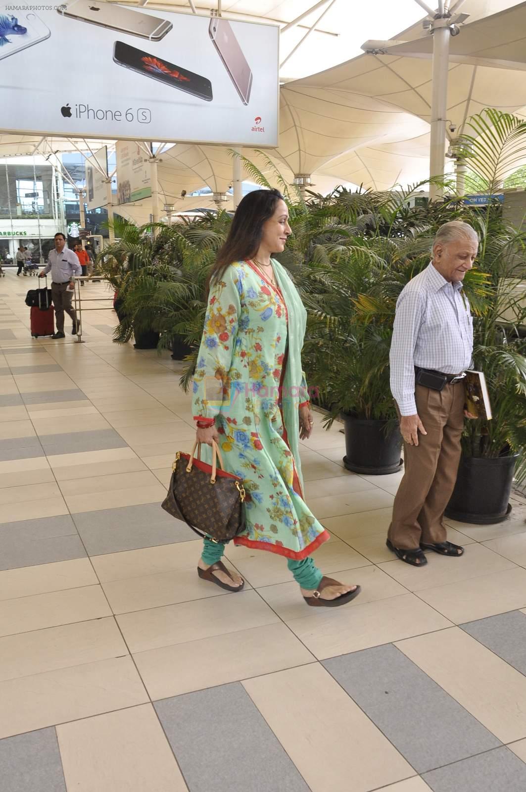 Hema Malini snapped at airport on 22nd Nov 2015