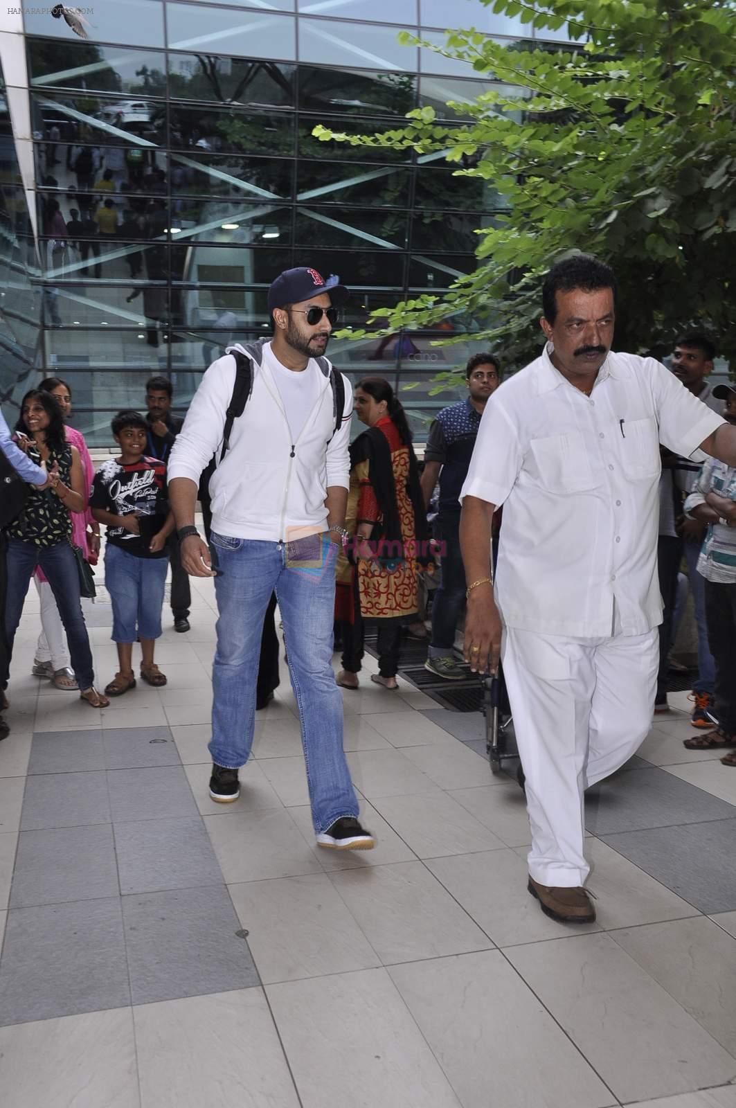 Abhishek Bachchan snapped at airport on 22nd Nov 2015