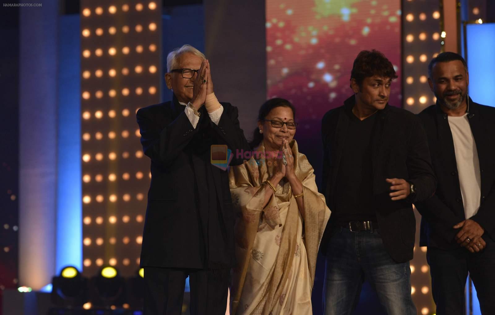 Ramesh Deo received Filmfare Life Time Achievement Awards by wife Seema Deo