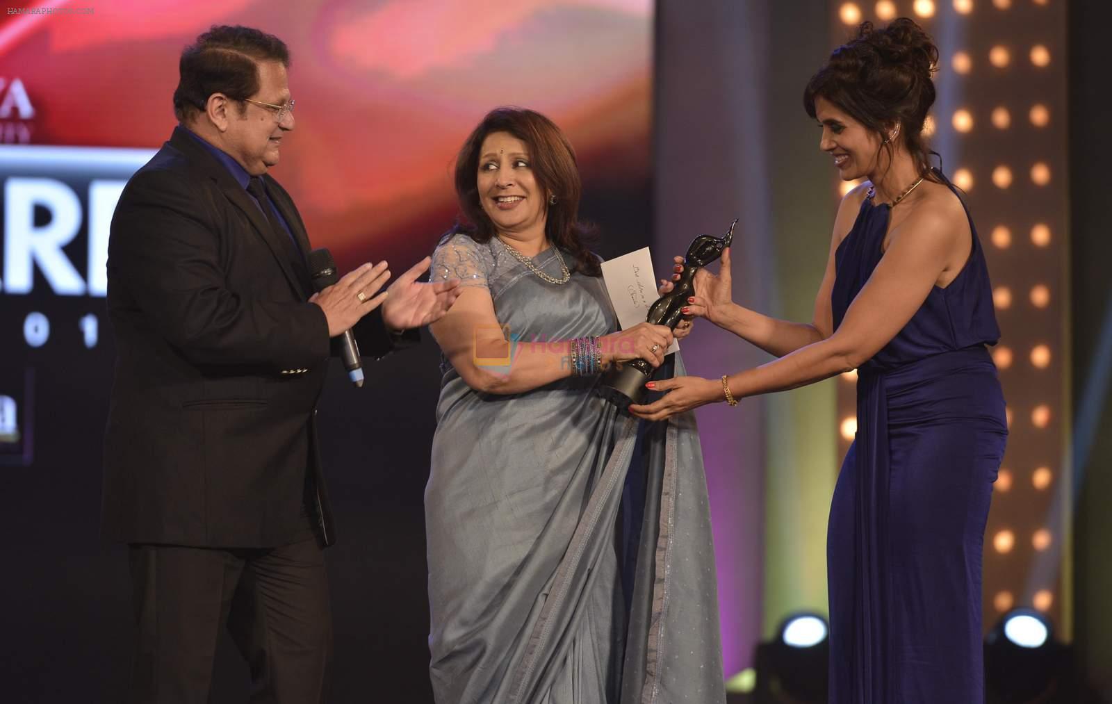 Sonali Kulkarni while receiving an award at _Ajeenkya DY Patil University Filmfare Awards